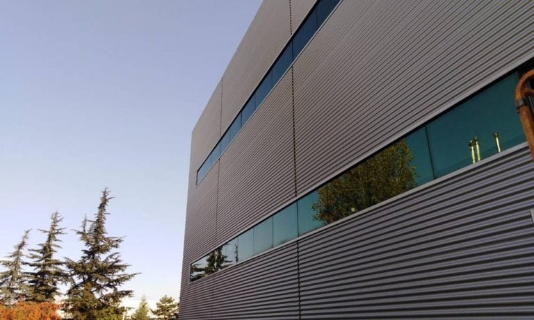 İzocam’dan yalıtımlı panellere estetik bir dokunuş: Tekiz Sinüs